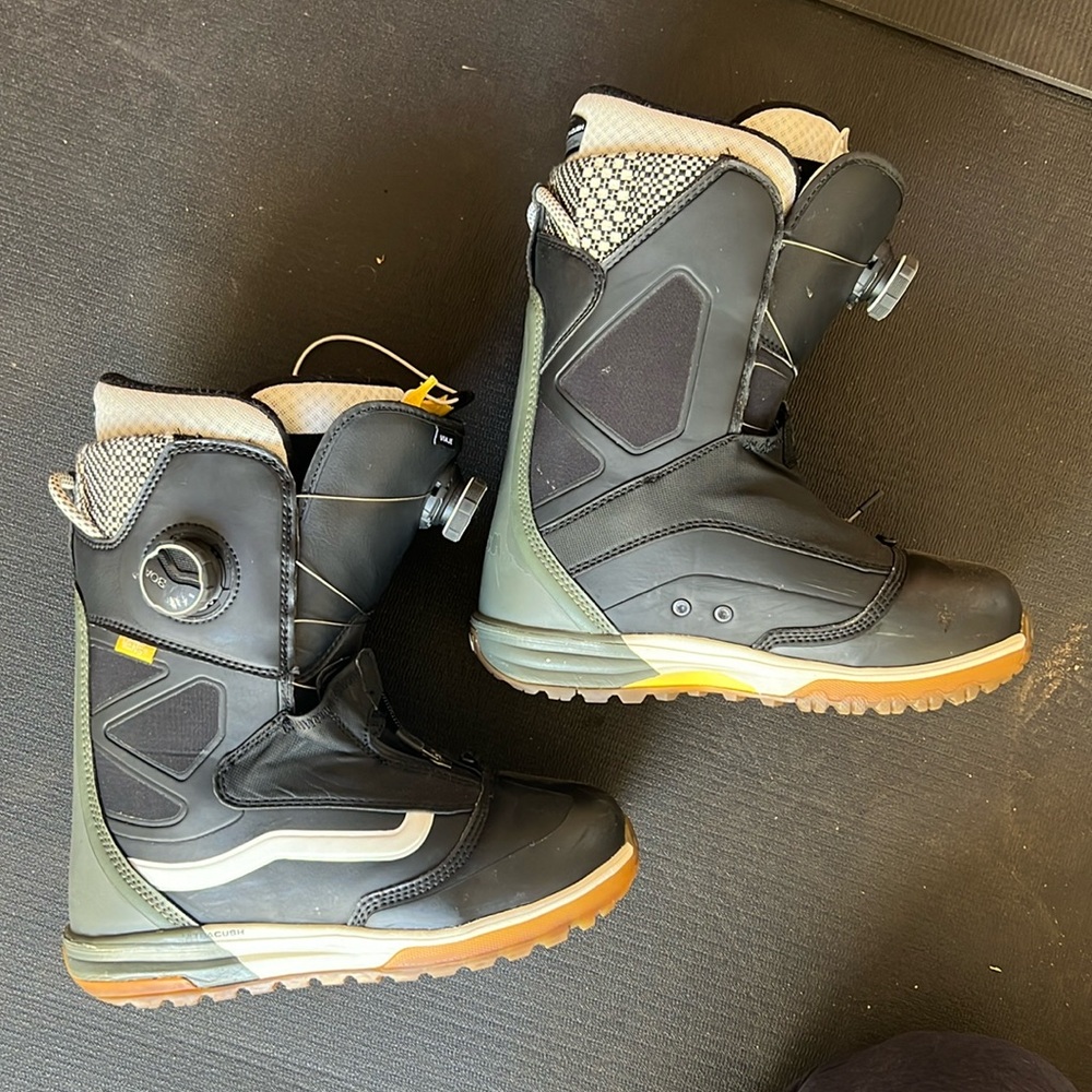 Vans snowboard boots Viaje with BOA lacing system. Great condition.